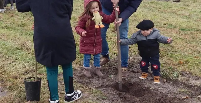 photo  les enfants et leurs parents ont planté des arbustes qui deviendront grands.  &copy;  le maine libre 