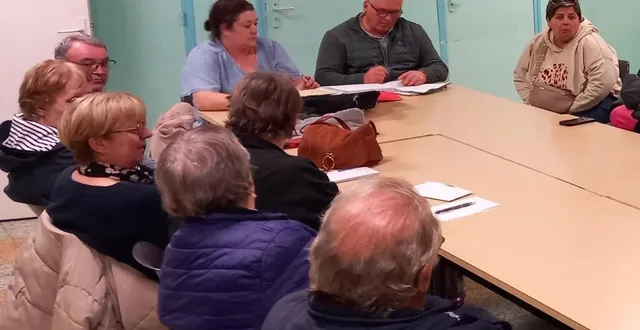 photo  le comité des fêtes prépare son marché de noël autour de son président christophe touchet.  &copy;  le maine libre 