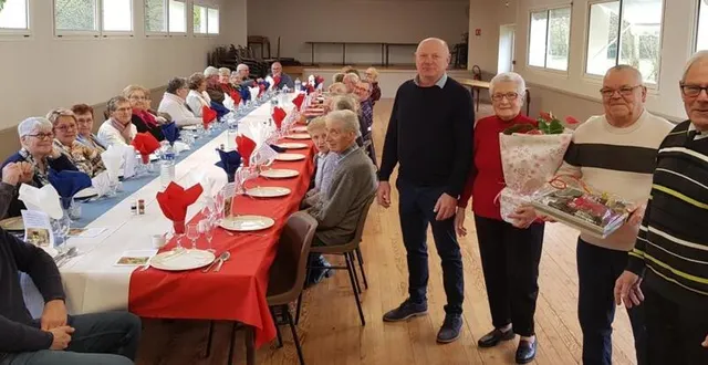 photo  aux côtés du maire, ginette et fernand, doyens du village.  &copy;  le maine libre 