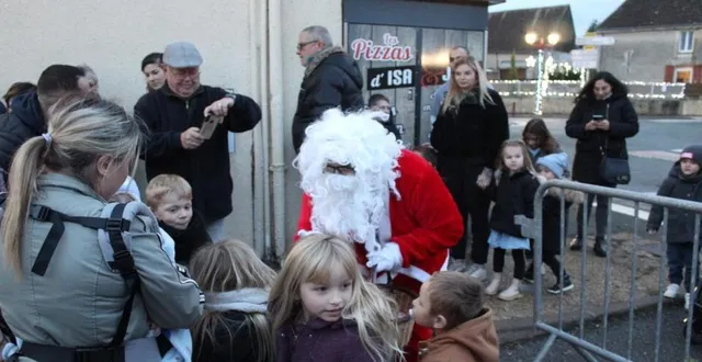 photo  l’arrivée du père noël a été plébiscitée par les enfants.  &copy;  le maine libre. 