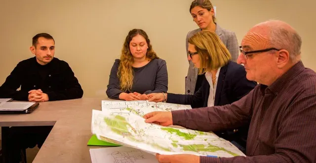 photo  de g. à dr. : richard lelong, chargé du développement touristique de la maison du tourisme de la 4cps ; clémence bertin, responsable de l’accueil ; valérie radou, présidente de la 4cps ; gérard galpin, premier vice-président en charge du tourisme et du patrimoine touristique. au second plan, debout : fanny haton, responsable du développement économique et touristique de la 4cps.  &copy;  ouest-france 