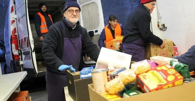 photo  les bénévoles du panier du pays sabolien réceptionnant les dons récoltés dans les supermarchés, samedi 23 novembre 2024, dans le local de l’association, rue de sarthe, à sablé-sur-sarthe.  &copy;  ouest-france 
