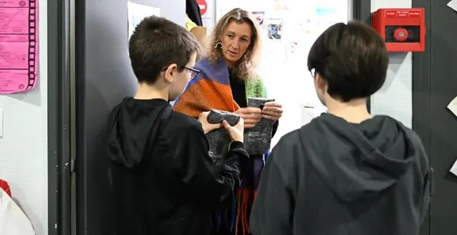 photo  saint-florent-le-vieil, le 21 novembre 2024. à l’initiative de la cpe céline mahieu, les élèves du collège anjou – bretagne doivent mettre leurs téléphones portables dans une pochette fermée qui sera verrouillée jusqu’à la sortie de l’établissement.  &copy;  photo co - josselin clair 