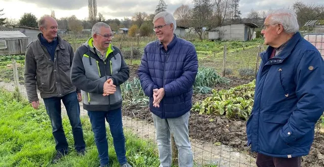photo  au-delà du jardinage, la bonne humeur des membres des jardins familiaux de la ferté-bernard joue un rôle dans la réussite de l’association.  &copy;  le maine libre 
