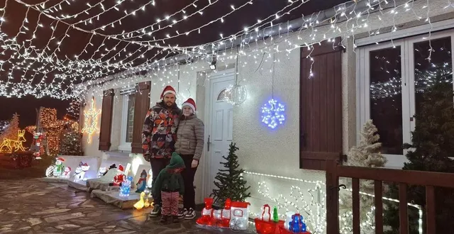 photo  c’est déjà noël pour laurine, jessy et leur petit aaron.  &copy;  le maine libre 