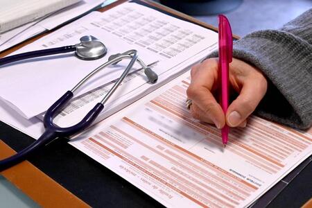 photo Un médecin généraliste prescrit un arrêt de travail. Photo d’illustration. Marc OLLIVIER/Archive Ouest-France 