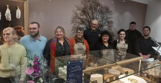 photo  les nouveaux commerçant en compagnie de catherine taureau, maire de la commune.   &copy;  le maine libre 