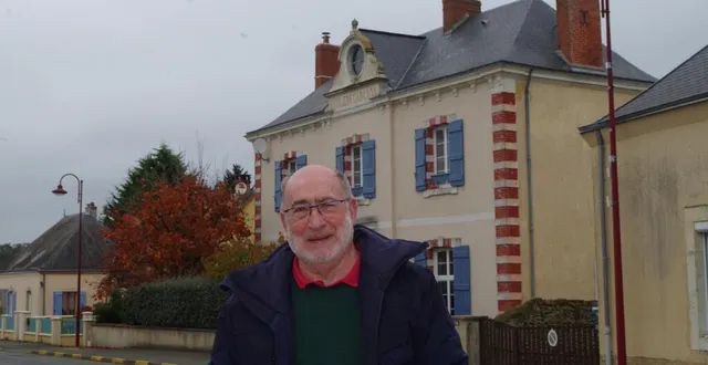 photo  gilbert paulin, retraité, passionné d’histoire, a fouillé les archives de saint-corneille, l’hiver dernier, avec minutie. cette exposition est le fruit de ses recherches, destinées initialement à l’écriture d’un article pour le bulletin municipal. il est, ici, devant l’une des anciennes maisons d’écoles du village.  &copy;  le maine libre 