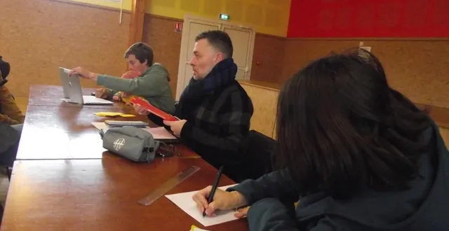 photo  eric recher, au centre, a été réélu à son poste de président du comité des fêtes d’arthezé.  &copy;  ouest-france 