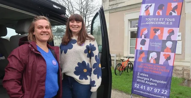 photo  beaufort, le 25 novembre 2024. lucie et camille, salariées de l’association solidarité femmes 49, se sont déplacées avec le van gisèle, un outil d’information et un point d’écoute itinérant pour les femmes victimes de violence.  &copy;  co – agathe le nueff 