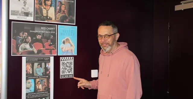 photo  devant une partie de la programmation, sylvain sellos pointe du doigt le qr code du programme.  &copy;  ouest-france 