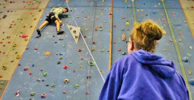 photo  le défi « 23 h 59 de l’escalade » sera de nouveau proposé au gymnase du lycée raphaël-élizé pour le téléthon à sablé-sur-sarthe.  &copy;  archives ouest-france 