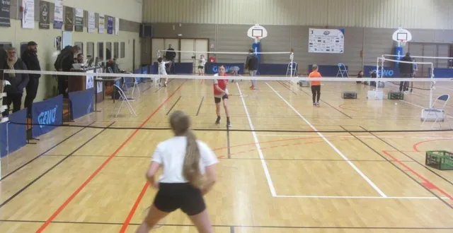 photo  pour pouvoir organiser les presque 200 matchs dans la journée, l’utilisation des deux salles de sport de la commune a été nécessaire.  &copy;  ouest-france 