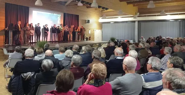 photo  laurent paris, maire (à gauche), et toute son équipe devant un parterre de 200 rouillonnais pour cette réunion publique.  &copy;  ouest-france 