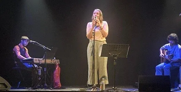 photo  aurélie de bauge, hugo heyman et goulven christien ont retracé en musique et en récit la vie de l’autrice-compositrice joan baez.  &copy;  co 
