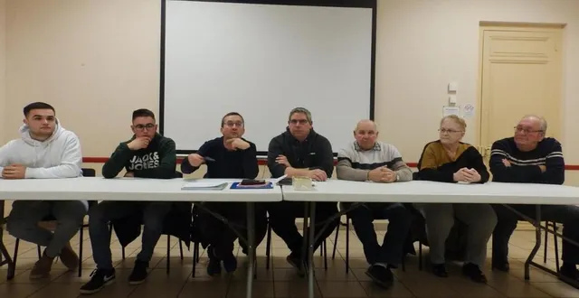 photo  le bureau du foyer laïc au complet avec le nouveau secrétaire, michael buron, 4e à partir de la gauche.  &copy;  co 