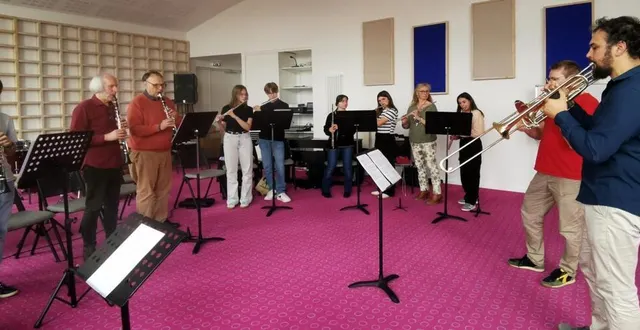 photo  les élèves en répétition avec le groupe rembobine  &copy;  le maine libre 