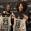 photo bintou moctar et morgane armant posent avec le maillot de l’équipe de basket d’alençon qui sera en vente à la boutique.