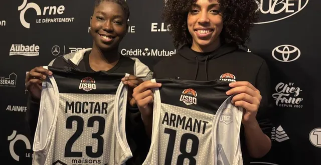 photo  bintou moctar et morgane armant posent avec le maillot de l’équipe de basket d’alençon qui sera en vente à la boutique.  &copy;  ouest-france 