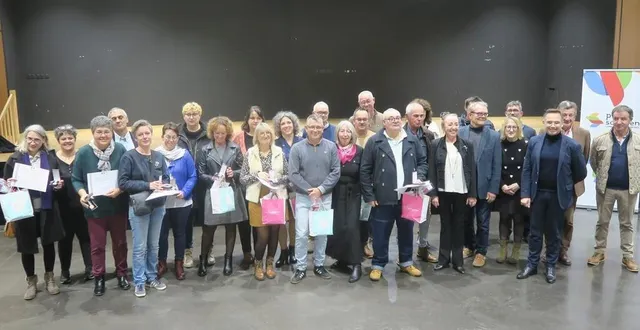 photo  les agents médaillés pour leur investissement professionnel durant plusieurs décennies au sein des collectivités de la municipalité de sablé et du pays sabolien.  &copy;  ouest-france 