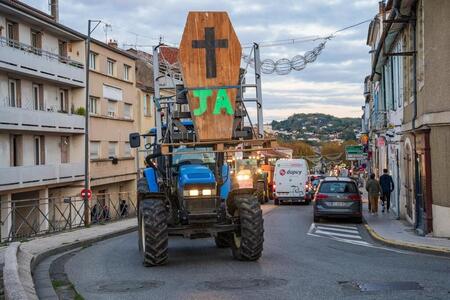photo Des agriculteurs manifestent avec leurs tracteurs à Auch, dans le Gers, contre le projet de traite de libre-échange entre l’Europe et le Mercosur, le 18 novembre. Photo d’illustration. JEAN-MARC BARRERE / Hans Lucas via AFP 