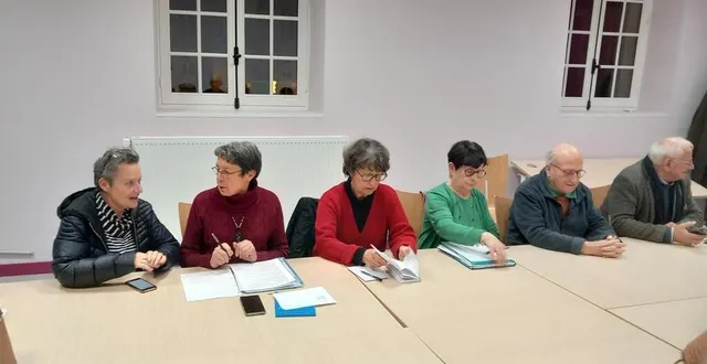 photo  marie-jeanne burgerjon (2e à gauche) entourée des bénévoles et responsables d’associations locales.  &copy;  ouest-france 