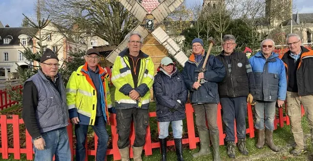 photo  les agents municipaux retraités prennent la pose devant les décors, mercredi 27 novembre 2024.  &copy;  ouest-france 