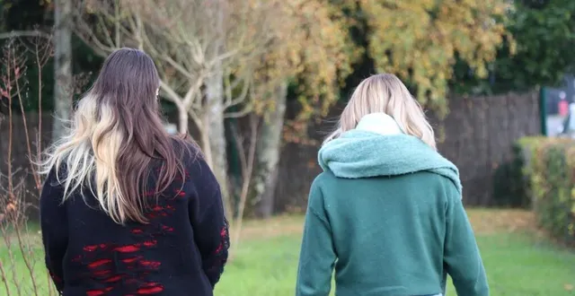 photo  la référente rencontre les jeunes en dehors des bureaux, souvent dans la nature, en privilégiant les échanges côte à côte.  &copy;  ouest-france 