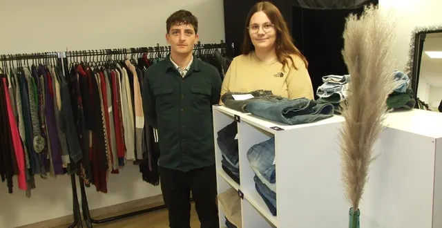 photo  la boutique de dylan thuant et jessica crosnier propose des vêtements pour femme, homme et enfants à petits prix.  &copy;  ouest-france 