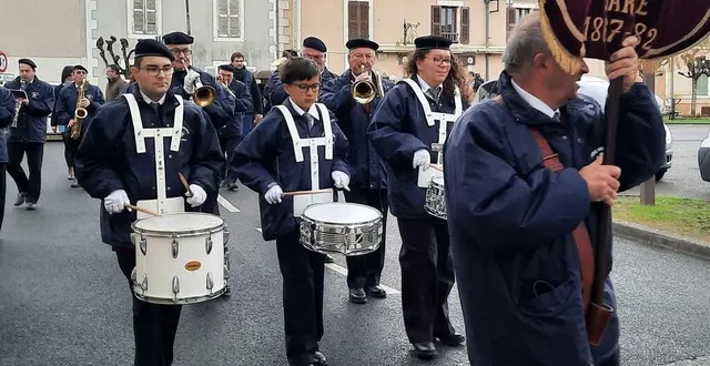 photo  antoine (2e tambour au 1er rang) défile avec l’harmonie municipale pour la sainte-cécile.  &copy;  ouest-france 