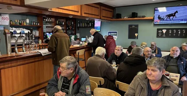 photo  au bar de france, le lieu de retrouvailles des habitants, s’exprime tristesse, colère et incompréhension.  &copy;  ouest-france 
