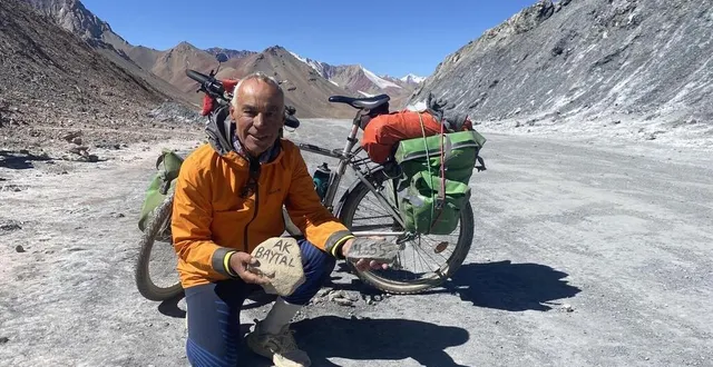 photo  pascal coconnier a pris plein de photos avec son téléphone et un trépied. ici sur l’une des plus hautes routes du monde, dans le massif du pamir, à 4 655 m d’altitude.  &copy;  collection particulière 