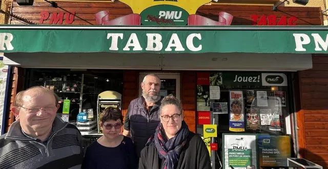 photo  les anciens propriétaires christophe et marie-pascale chartier (à gauche) ont passé le flambeau à solène camey, jeudi 28 novembre.  &copy;  ouest-france 