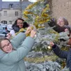 photo  place saint-pierre jeudi soir : les enfants du conseil des jeunes se sont beaucoup amusés à décorer les sapins de noël. 