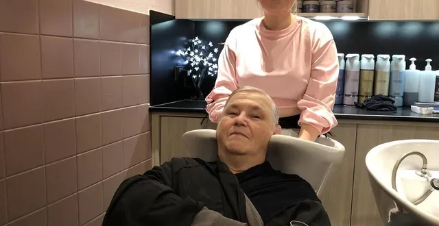 photo  ayfeni selvi réalise le shampooing de jocelyne combis, une fidèle cliente ravie d’être de retour.  &copy;  ouest-france 