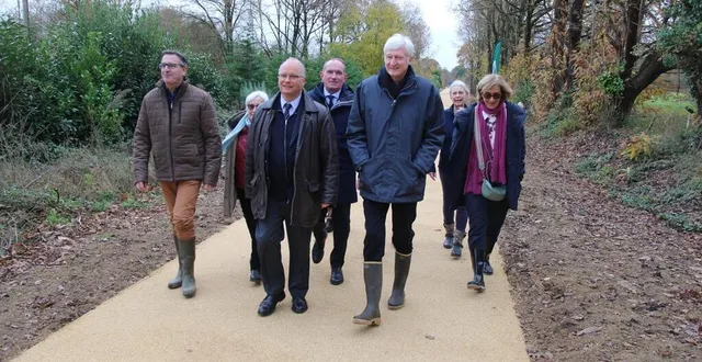 photo  malgré une petite discontinuité à hauteur de saint-jean-du-bois, où un ouvrage devrait être mis en service au mois de mars 2025, les représentants du département inaugurent un premier tronçon de 13 kilomètres de voie verte entre la suze-sur-sarthe et la flèche.  &copy;  ouest-france 