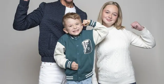 photo  mika, parrain du téléthon 2024, avec sacha et félicie.  &copy;  © nathalie guyon - france télévisions 