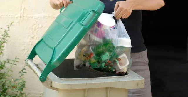 photo  le sirtom de la région flers-condé ne ramassera plus les sacs d’ordures ménagères dans lesquels il y a des déchets recyclables.  &copy;  archives ouest-france 