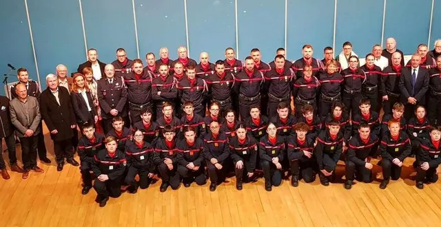 photo  les sapeurs-pompiers de bonnétable, actifs, jeunes recrues et retraités, réunis pour célébrer la sainte-barbe 2024.  &copy;  le maine libre 