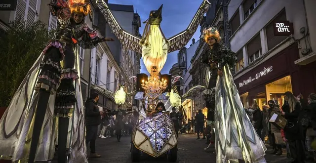 photo  chaque année, des déambulations animent les rues du mans pendant la période de noël.  &copy;  archives le maine libre 