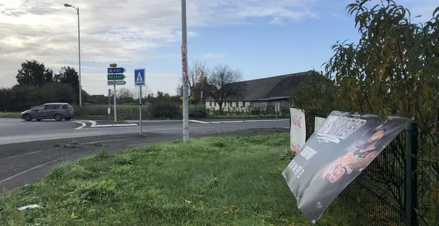 photo  beaufort-en-anjou, le 12 novembre 2024. nous avons comptabilisé dix panneaux publicitaires illicites autour du seul rond-point des marillères.  &copy;  co – christophe ricci 