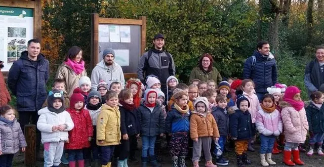 photo  les enfants de maternelle de l’école de vinci ont écouté les conseils nature des animateurs de l’association du prieuré en forêt de longuenée.  &copy;  ouest-france 