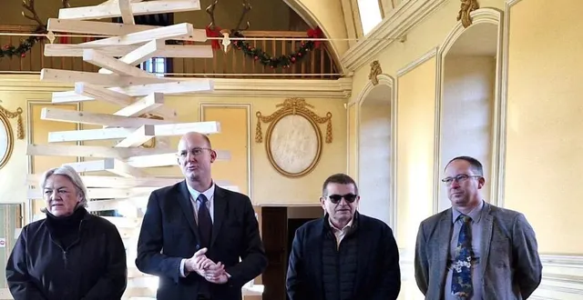 photo  valérie alain, hervé yannou, pierre chivard et françois montambault devant l’arbre à vœux.  &copy;  ouest-france 