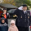 photo  le lieutenant eric dubas s’est recueilli devant le monument de la caserne, en compagnie des élus. 
