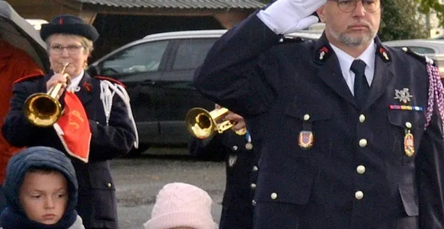 photo  le lieutenant eric dubas s’est recueilli devant le monument de la caserne, en compagnie des élus.  &copy;  ml 