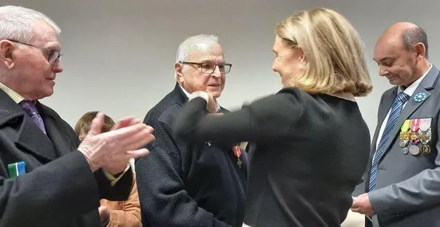 photo  lors de la 106e commémoration de l’armistice du 11 novembre 1918, alex hoareau, président de l’union nationale des combattants de neuville-sur-sarthe, a remis la croix du combattant et le titre de reconnaissance de la nation à kaméliélé muliloto. la maire, véronique cantin, a remis la médaille de commémoration du « djebel-argent » à fidel lopez.  &copy;  ouest-france 