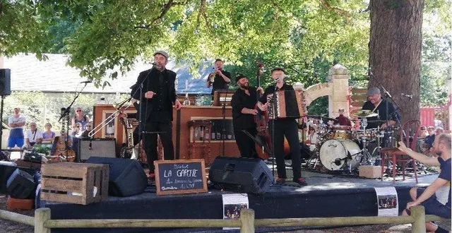 photo  l’un des groupes s’étant produit sous le châtaignier, cet été.  &copy;  ouest-france 