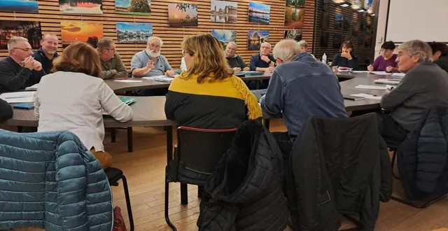 photo  andré trottet, maire (4e à gauche), accompagné des maires délégués et conseillers, lors du conseil municipal.  &copy;  ouest-france 