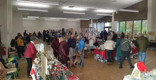 photo  le marché de noël avait lieu à la salle communale.  &copy;  le maine libre 