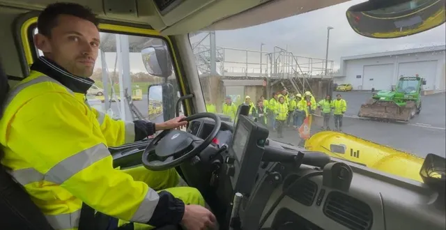 photo  david baudusseau, patrouilleur dans son camion de déneigement à saint-jean-de-linières, lundi 25 novembre 2024.  &copy;  ouest-france 